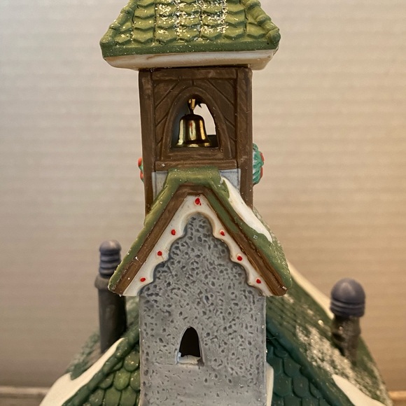 Dept 56 North Pole Series "North Pole Chapel", lighted, 56260- Vintage - Picture 7 of 10